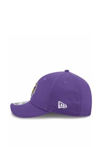 Cappellino da baseball viola realizzato in tessuto, con un logo della squadra sul fronte e un logo con cuciture bianche sul lato. Visiera curva.