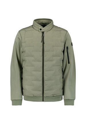 Olijfgroene jas met gevoerde voorkant, hoge kraag en ribgebreide manchetten. Voorzien van een ritsborstas en zijzakken met ritsen.