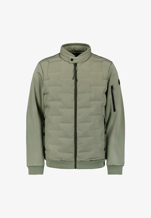 Olijfgroene jas met gevoerde voorkant, hoge kraag en ribgebreide manchetten. Voorzien van een ritsborstas en zijzakken met ritsen.