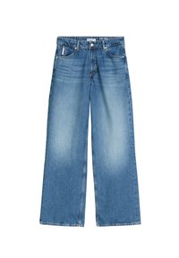 Jeans de mezclilla de tiro alto y pierna ancha en un tono azul claro, con dos bolsillos delanteros y cremallera. Textura deslavada y dobladillos limpios.