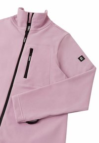 Giacca in fleece rosa chiaro con colletto alto, zip nera e tasca. Presenta hardware nero e un logo sulla manica. Texture morbida.
