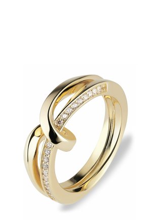 Ring in Gold-Ton mit verschlungenem Design, featuring eine glatte Oberfläche und einem Band, das auf einer Seite mit kleinen klaren Steinen verziert ist.