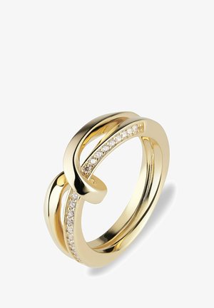 Anello intrecciato in tonalità oro, caratterizzato da una finitura liscia e da una fascia adornata con piccole pietre trasparenti su un lato.