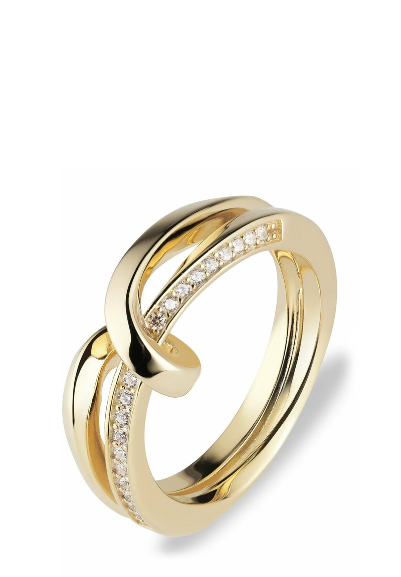 Guld-tonet sammenflettet ring med en glat finish og en ringbane prydet med små klare sten langs den ene side.