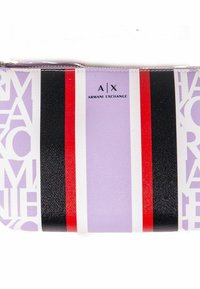 Borsa a mano viola con audaci strisce nere, rosse e bianche e logo in rilievo. Texture liscia, chiusura con zip e forma rettangolare.