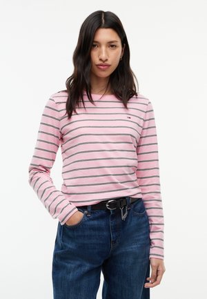 Tommy Jeans, FLAG EMBROIDERY JERSEY LONG SLEEVE T-SHIRT - Блуза с дълги ръкави - pink sugar / stripe