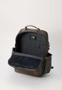 The North Face BASE CAMP DAYPACK UNISEX - Nahrbtnik - new taupe green/smokey brown/utility brown