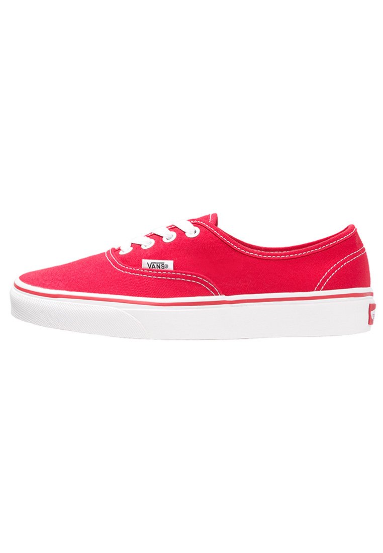 Lette sneakers i lys rød med hvit gummisåle, klassisk low-top design og hvite lisser. Har logo merket på siden.