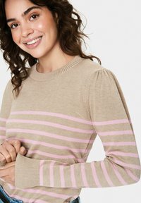 Beige tröja med breda rosa ränder, ribbad halsringning och något puffade ärmar. Tyget verkar mjukt med en slät textur.