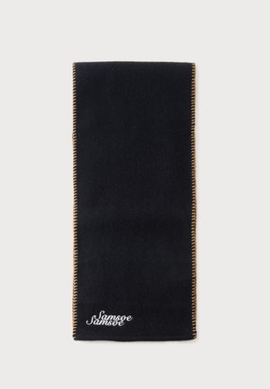 Écharpe rectangulaire noire avec des surpiqûres couleur fauve le long des bords et logo blanc "Samsoe Samsoe" brodé près d'un coin.