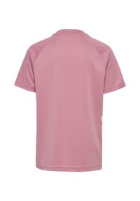 Ansicht von hinten eines schlichten, staubig rosa-farbenen T-Shirts mit kurzen Raglanärmeln und einem Rundhalsausschnitt.