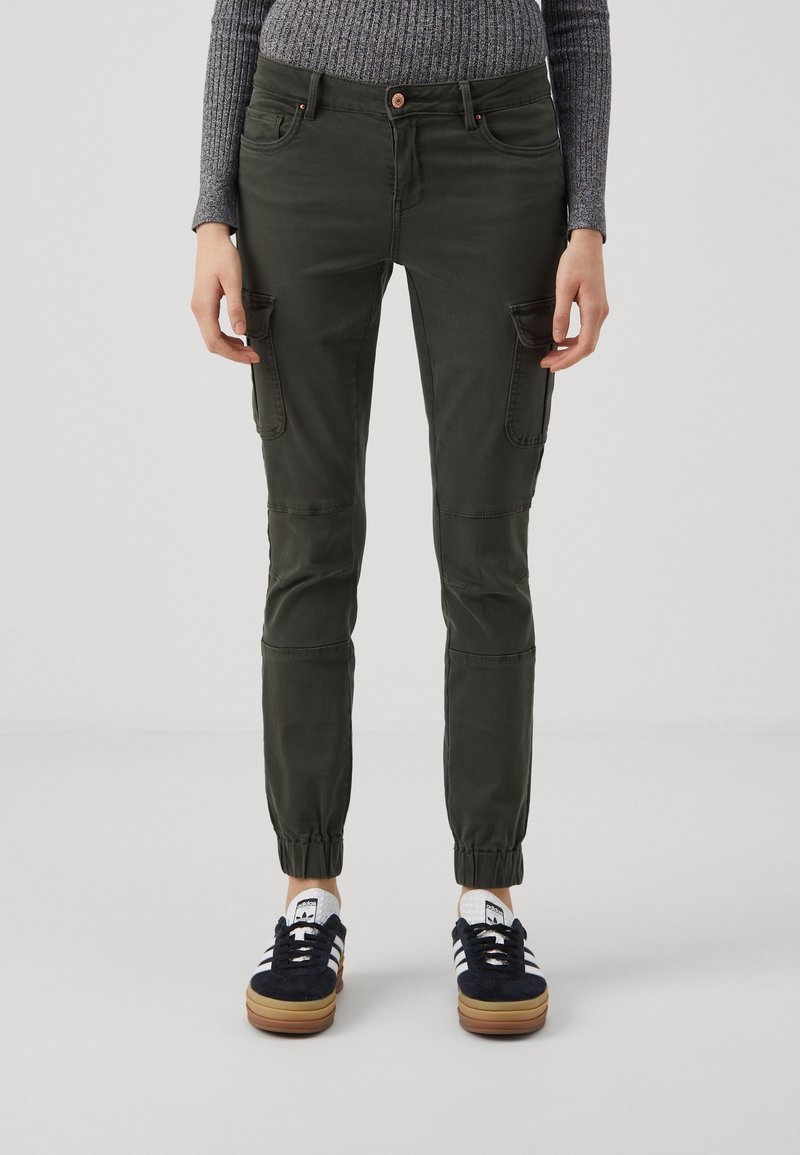 Pantalones jogger de cargo en verde oliva, hechos de una suave mezcla de algodón, con puños elásticos, múltiples bolsillos y cierre de botón.