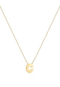Guldhalskæde med en fin kæde og et cirkulært vedhæng med en udskåret bogstav "C." Enkel design, glat overflade og ensartet farve.