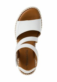 Sandale blanche avec trois larges brides, semelle intérieure marron et semelle extérieure tressée blanche. Design simple adapté à une tenue décontractée. Taille 37 indiquée.