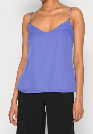 Top na ramiączkach z dekoltem w szpic w jednolitym fiołkowym kolorze, wyposażony w cienkie, regulowane ramiączka oraz złote akcenty metalowe. Gładka tekstura, luźny krój.