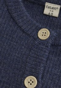 Marineblauer Strickpullover mit feiner Textur, ausgestattet mit einer vorderen Knopfverschluss mit hellen Holzknöpfen und einem Rundhalsausschnitt.
