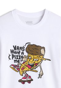 Bílý tričko s kreslenou postavou pizzy na skateboardu, s hnědým okrajem, červenýma botama a hravým textem: "VANS Chceš kousek mě?"