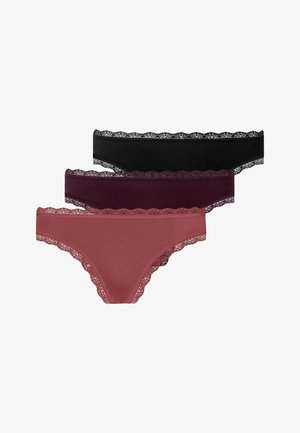 Trzy pary damskich majtek w kolorze czarnym, ciemnej burgundowej i przybrudzonego różu. Każda z nich ma delikatne koronkowe wykończenie wzdłuż talii i otworów na nogi.