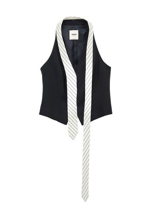 Gilet noir sans manches, cintré, avec un profond col en V et de longs revers rayés blancs s'étendant au-delà de l'ourlet.