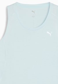 Hele sinine sportlik tanktop, millel on sile tekstuur, ümmargune kaelus ja väike valge Puma logo vasakul ülal.