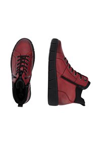 Baskets montantes en cuir rouge avec semelles en caoutchouc noir, lacets et fermeture éclair sur le côté. Présentent une texture lisse et un col rembourré pour le confort.