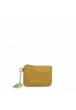 Petite pochette à pièces en cuir jaune moutarde avec fermeture éclair dorée et porte-clés doré attaché par une chaîne.