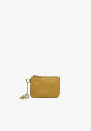 Petite pochette à pièces en cuir jaune moutarde avec fermeture éclair dorée et porte-clés doré attaché par une chaîne.