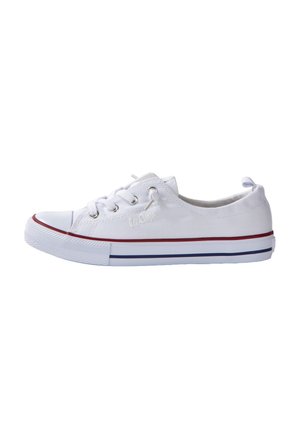 Sneaker bassa in tela bianca con lacci bianchi, punta in gomma e suola rigata nei colori rosso e blu navy.