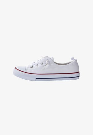 Witte low-top canvas sneakers met witte veters, rubberen neus en gestreepte zool in rood en marineblauw.