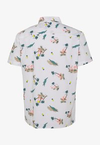 Koszula z krótkim rękawem z białego materiału z kolorowym nadrukiem palm, flamingów, aligatorów i ananasów. Klasyczny kołnierzyk i luźny krój.