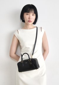 BOWERY SATCHEL 22 - Rokassoma - black