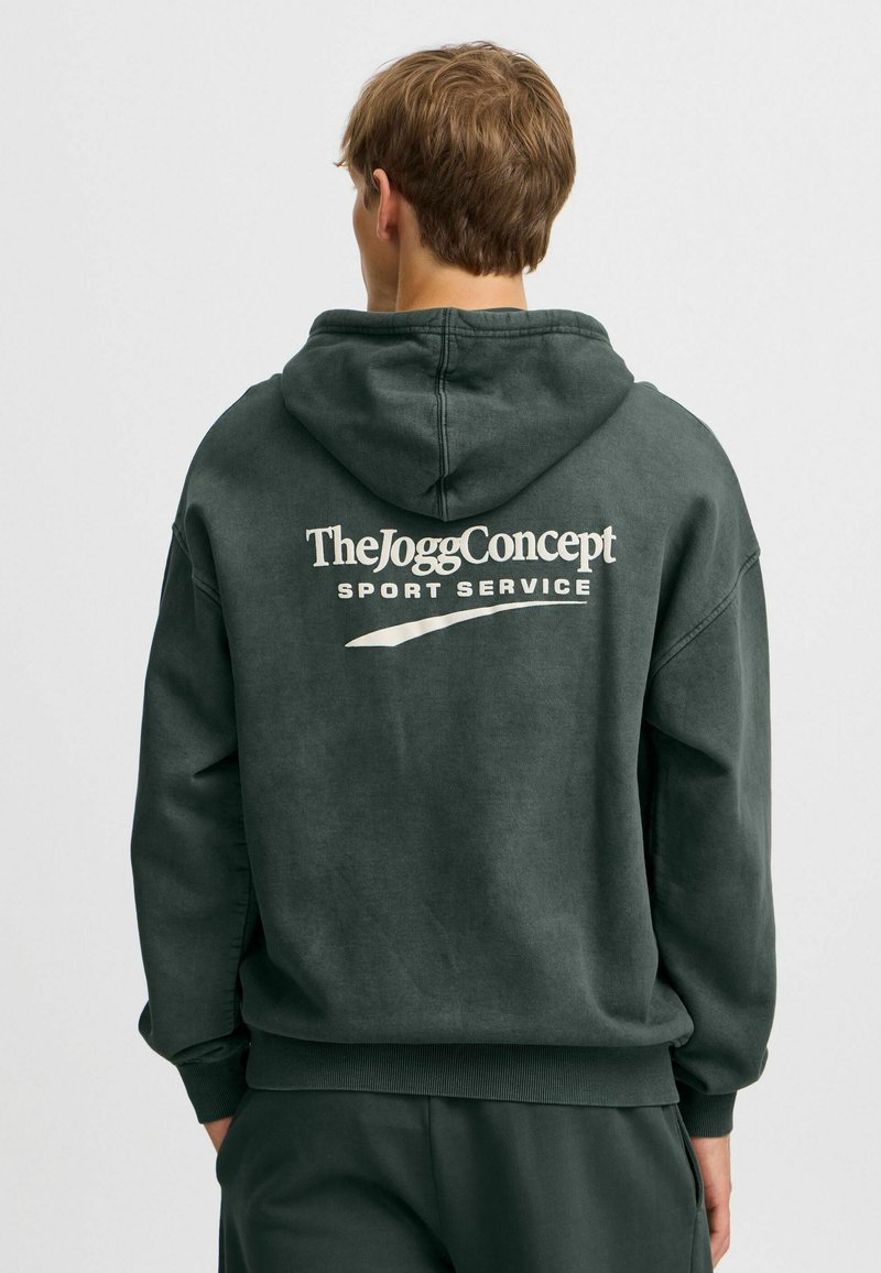 Felpa con cappuccio verde scuro dal tocco morbido. Presenta un logo sul retro "TheJoggConcept SPORT SERVICE" in bianco e un cappuccio regolabile con cordino.