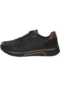 Czarne skórzane sneakersy charakteryzują się teksturowanym wierzchem, złotymi akcentami, sznurowaną zapiętą, bocznym zamkiem oraz gumową podeszwą z kontrastowym paskiem.