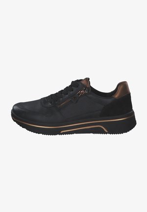 Czarne skórzane sneakersy charakteryzują się teksturowanym wierzchem, złotymi akcentami, sznurowaną zapiętą, bocznym zamkiem oraz gumową podeszwą z kontrastowym paskiem.