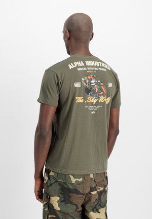Olivgrünes T-Shirt mit kurzen Ärmeln, das auf der Rückseite einen grafischen Druck eines Fuchscharakters mit Blumen zeigt, sowie Branding-Text darüber.