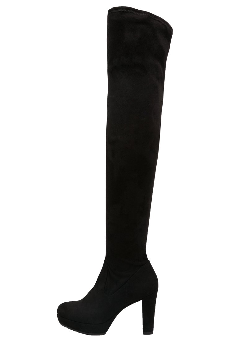 Czarne zamszowe kozaki za kolano z grubym obcasem, zaokrąglonym czubkiem i gładką teksturą, z bezszwami cholewką i platformą.