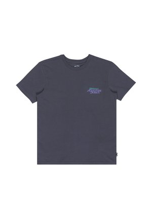 Dunkelgraues T-Shirt mit kurzen Ärmeln, rundem Ausschnitt und kleinem "Billabong Adventure Division"-Logo in Blau und Lila auf der linken Brust.