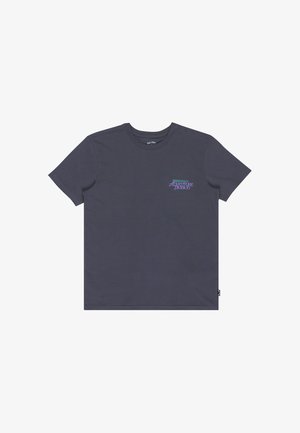 Ciemnoszary t-shirt z krótkim rękawem, okrągłym dekoltem i małym logo "Billabong Adventure Division" w kolorze niebieskim i purpurowym na lewej piersi.