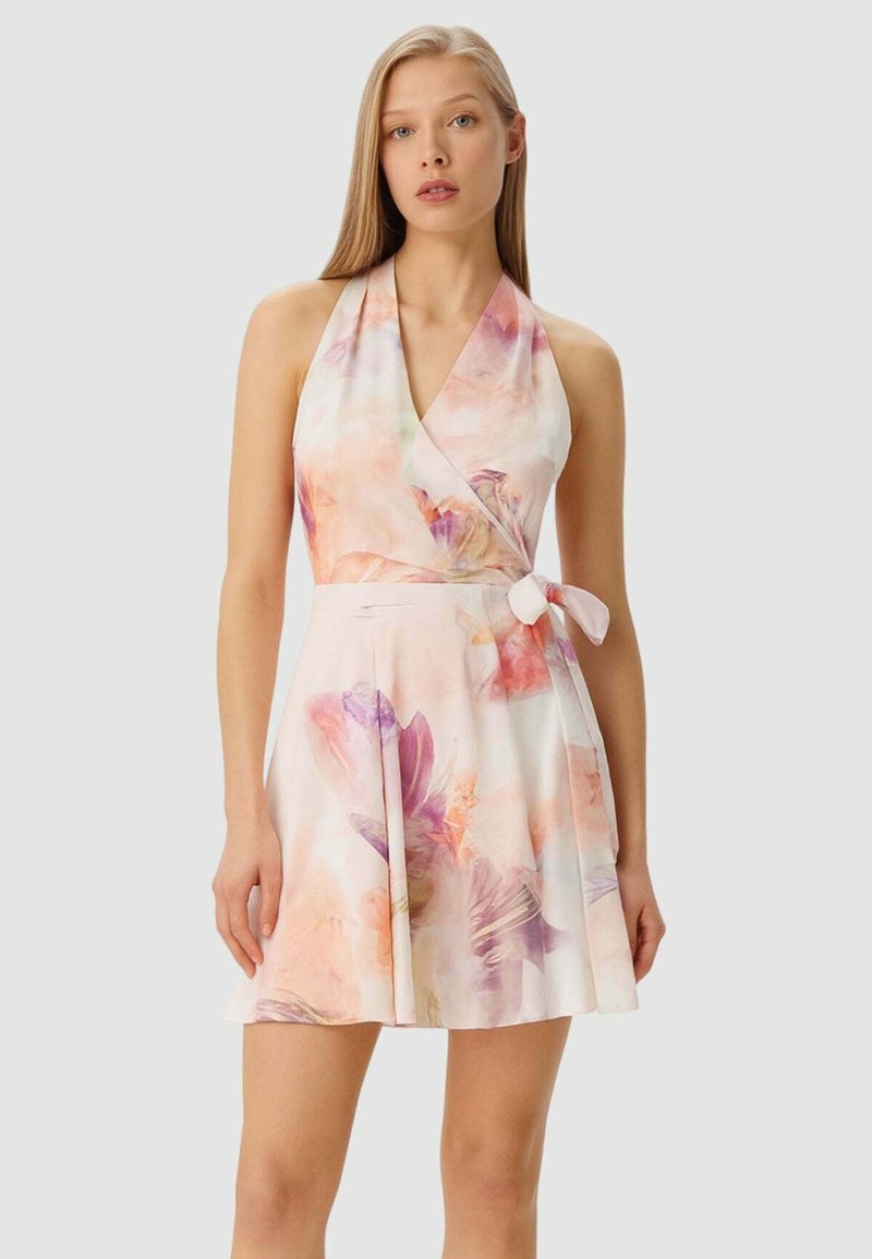 Abito avvolgente floreale con scollo all'americana, tessuto leggero, colori pastello, dettaglio con cintura annodata e orlo svasato.