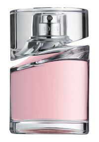 Flacon de parfum en verre transparent avec un design incurvé, doté d'une section intérieure rose et d'un vaporisateur en métal argenté. Accentué par un capuchon transparent.
