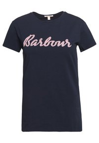 Navyblauwe katoenen t-shirt met korte mouwen, met een roze geborduurd "Barbour" logo op de borst. Klassieke pasvorm met ronde hals.