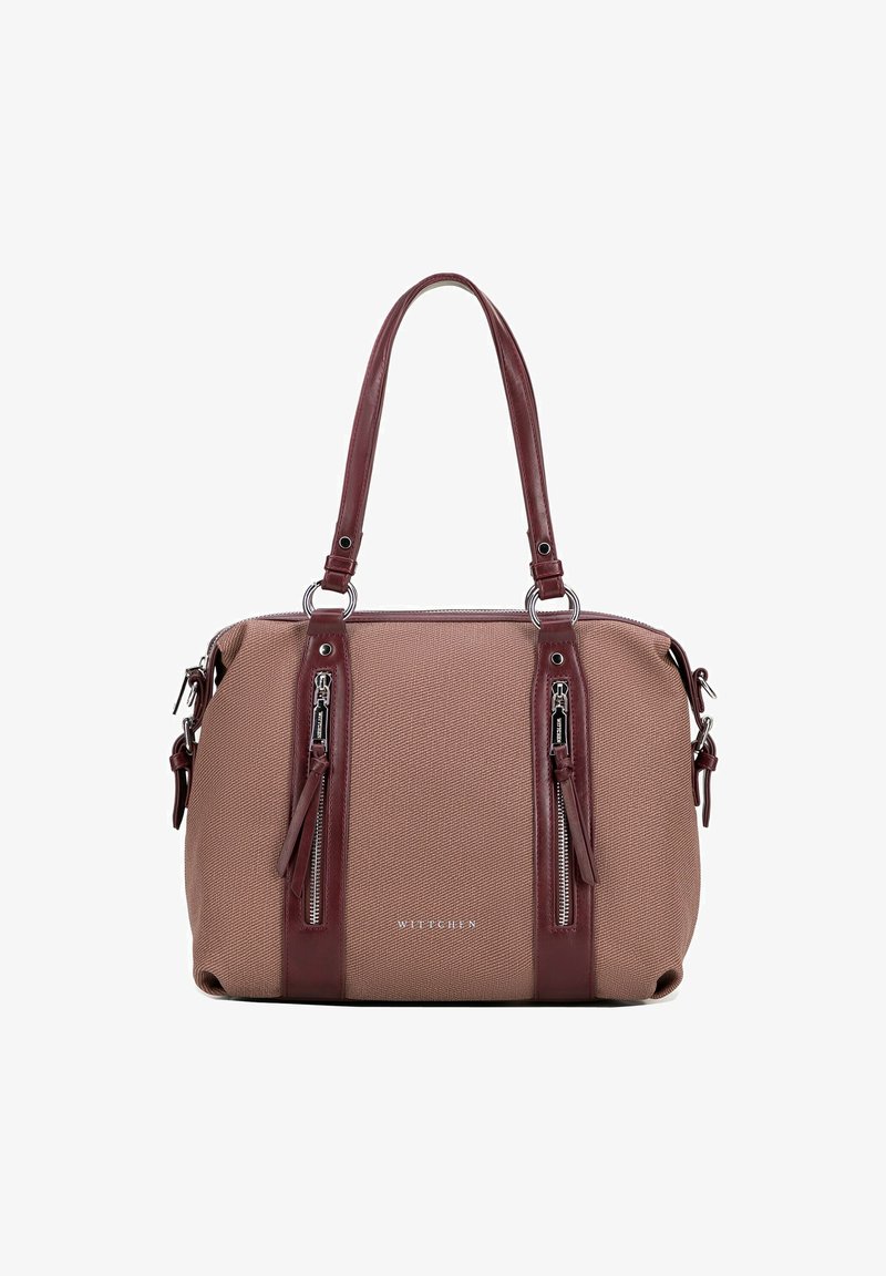 Borsa a tracolla marrone con dettagli in pelle bordeaux, doppio manico superiore, due tasche anteriori con zip e hardware argentato. Logo visibile sul fronte.
