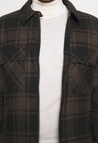 YOUNG POETS Mezisezónní bunda  - brown