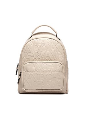 Sac à dos beige avec un design de logo embossé, forme arrondie, double fermeture éclair, poche avant et poignée supérieure. Surface texturée.