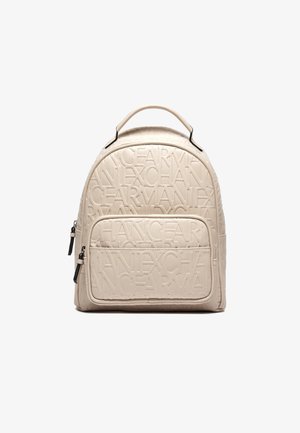 Mochila beige con diseño de logotipo en relieve, forma redondeada, doble cremallera, un bolsillo frontal y un asa en la parte superior. Superficie texturizada.