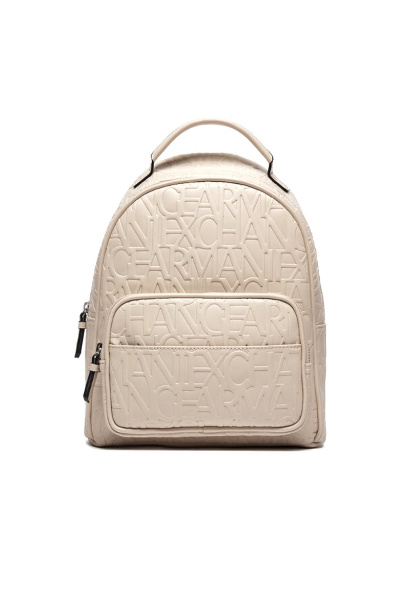 Zaino beige con design del logo impresso, forma arrotondata, doppie cerniere, tasca frontale e maniglia superiore. Superficie testurizzata.