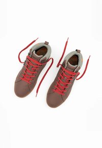Sneaker alte marroni con lacci rossi, collo imbottito grigio, suola in gomma e punta rotonda. Materiale sintetico texturizzato.