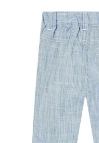 Hellblaue gestreifte Hose mit geradem Bein, ausgestattet mit einem Bund mit Gürtelschlaufen. Glatte Textur und Baumwollmaterial.
