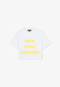 Camiseta corta de algodón blanco con texto en negrita amarillo que dice "HISTORIAS DE NUEVA YORK", mangas cortas y cuello redondo.
