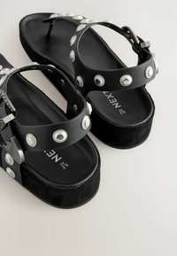 Next REGULAR FIT - Sandalai su T formos dirželiu - black
